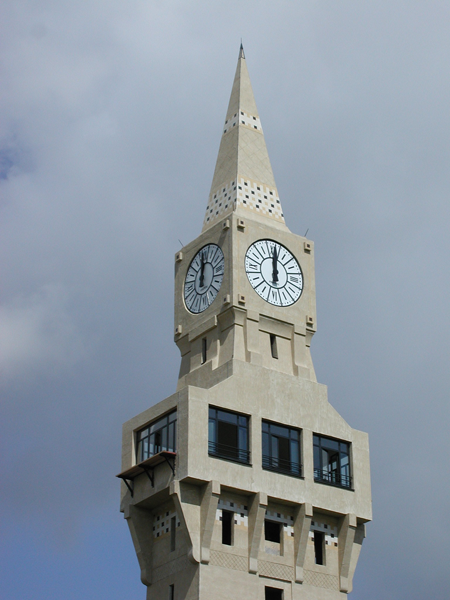 Fin d’installation des cadrans de la tour florentine d’Aulnoy Aymerie ancienne tour de la gare de triage des chemins de fer du Nord. Remplacement a neuf des 4 cadrans 13 pièces diamètre 2,80M identique à l’origine. Année 2002